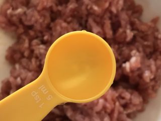 4、蘑菇馄饨,加入1茶匙清水三次，每加入一次充分搅拌肉糜，然后盖上保鲜膜放入冰箱冷藏二十分钟。