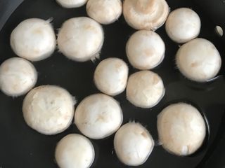 6、蘑菇馄饨,蘑菇洗净，放入冷水锅中中大火煮。