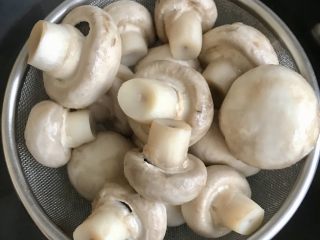 7、蘑菇馄饨,煮熟后用冷水冲凉，然后沥干水份。