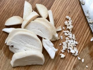 9、蘑菇馄饨,杏鲍菇切片再切成小粒。