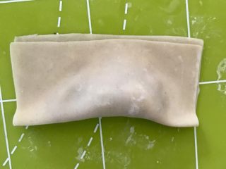 16、蘑菇馄饨,肉周围三面抹上水。