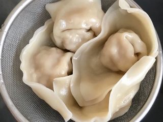 24、蘑菇馄饨,捞出沥干馄饨放入汤碗中。