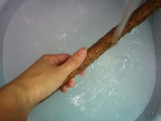 5、山药黑豆滋补汤,清洗山药。