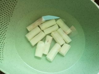 7、山药黑豆滋补汤,泡在清水中备用。