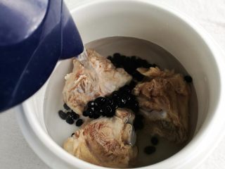 9、山药黑豆滋补汤,倒入适量清水，盖盖子。按炖汤3小时。