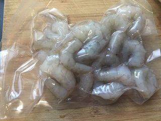 1、好喝的萝卜虾丸汤,虾仁一包