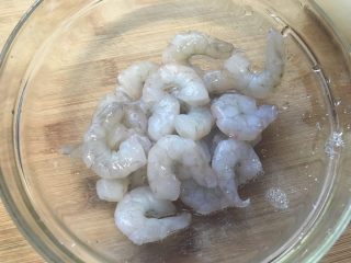 2、好喝的萝卜虾丸汤,洗干净