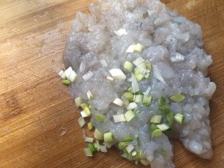 3、好喝的萝卜虾丸汤,加葱白剁细