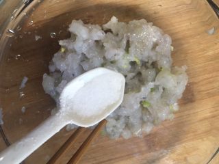 4、好喝的萝卜虾丸汤,加一点盐
