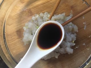 6、好喝的萝卜虾丸汤,酱油