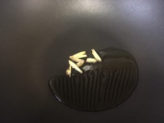 12、好喝的萝卜虾丸汤,热油爆香姜丝