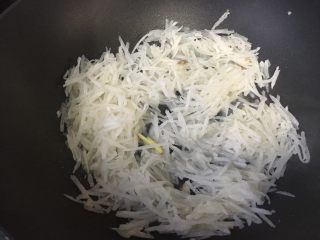 13、好喝的萝卜虾丸汤,下萝卜翻炒