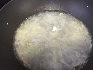 14、好喝的萝卜虾丸汤,加水煮开