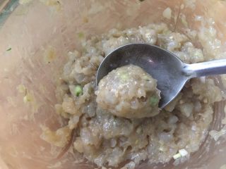 15、好喝的萝卜虾丸汤,用勺子团成球
