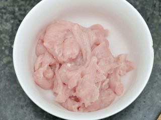 2、麻辣烫,瘦肉切片，加淀粉拌匀。