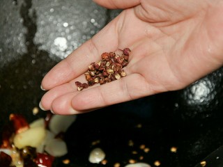 9、麻辣烫,根据口味加入花椒。