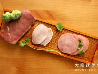 1、你绝对没吃过的螺蛳粉汉堡,首先，准备好新鲜牛排肉，猪排肉，火腿片