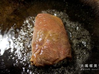 6、你绝对没吃过的螺蛳粉汉堡,将腌制好的牛排肉，猪排肉，备好的火腿片入油锅小中火煎至九分熟（可依个人口味调整），出锅备用