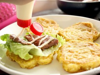 8、你绝对没吃过的螺蛳粉汉堡,在牛排/猪排肉上淋上一层沙拉酱