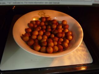 4、黄皮冰糖泡酒,把黄皮盛好，放微波炉高火30秒