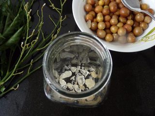 5、黄皮冰糖泡酒,取一干净瓶子，先放一层冰糖