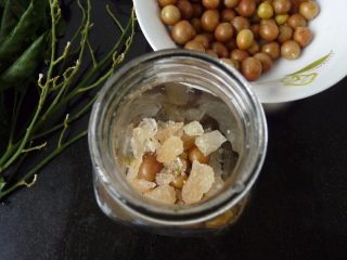 7、黄皮冰糖泡酒,再撒一层冰糖