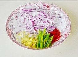 2、姜爆回锅排骨,青红椒切丝，洋葱切丝，姜一半切丝，一半切片，蒜切片，豆豉切碎备用。