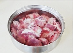 3、姜爆回锅排骨,猪小排切成块，用冷水泡2个小时，泡出血水。