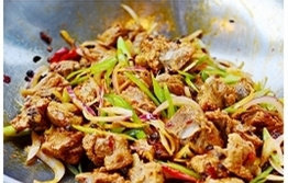 12、姜爆回锅排骨,最后加入青红椒，姜片，葱进行翻炒，加入生抽1勺，细砂糖1茶匙，白胡椒少许，鸡精少许，香油少许调味。