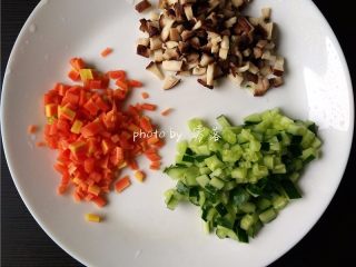 2、太阳面,香菇、黄瓜、胡萝卜洗净后，分别切丁；