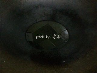 9、太阳面,炒锅烧热后，倒入适量植物油，再次烧热；
