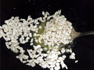 10、太阳面,放入鸡胸肉炒熟，调入适量胡椒粉，翻炒均匀，装盘待用；