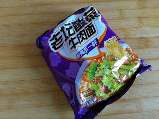 1、一碗面条+清汤方便面,准备一包方便面