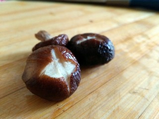 2、一碗面条+清汤方便面,香菇切十字口