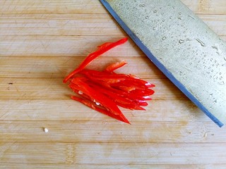 3、一碗面条+清汤方便面,红辣椒切细丝