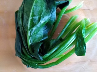 4、一碗面条+清汤方便面,菠菜焯水30秒左右