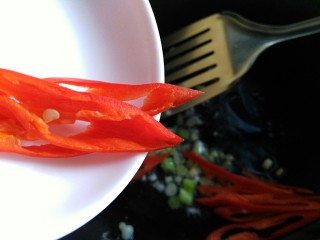 6、一碗面条+清汤方便面,放入辣椒丝炒出辣味