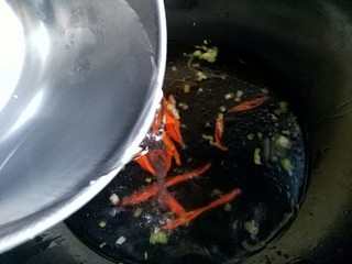 7、一碗面条+清汤方便面,倒入适量清水