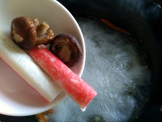 8、一碗面条+清汤方便面,水开放入香菇和蟹棒煮一分钟