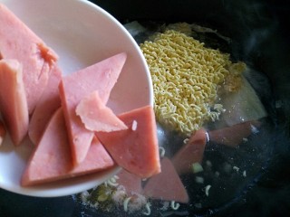 9、一碗面条+清汤方便面,放入方便面和切成小块的佐餐肠