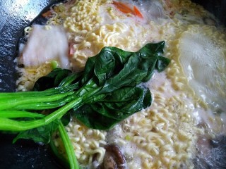 10、一碗面条+清汤方便面,面稍软放入菠菜和小葱煮十几秒即可