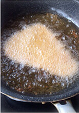 8、黄金炸猪排,锅内烧热足够的油，中高油温时，下猪排炸至两面金黄