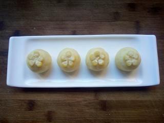 10、土豆泥玉米球——瘦身减脂,用余下的玉米粒做装饰。