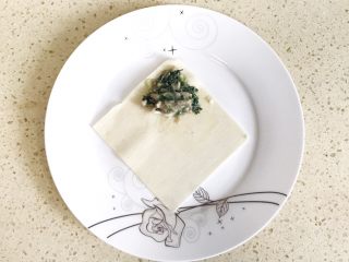 3、#咸味#漂亮的馄饨太阳花,跟着图示包馄饨,将馅儿放在馄饨皮的角落处