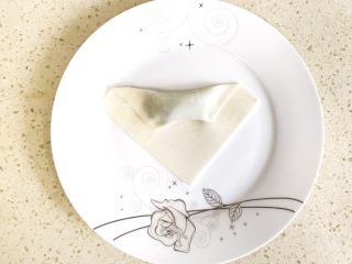 4、#咸味#漂亮的馄饨太阳花,把两边捏合住,不要漏馅儿