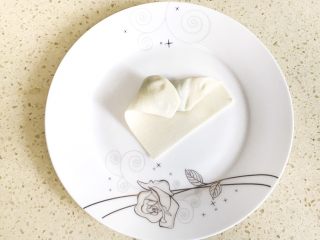 5、#咸味#漂亮的馄饨太阳花,抓住一头,向中间叠过来