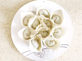 10、#咸味#漂亮的馄饨太阳花,第二圈的馄饨摆放原理,都是在第一圈的馄饨外,插缝隙交叉摆放