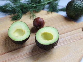 3、绿色美食+烟熏三文鱼牛油果沙拉,完整去核。