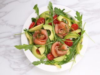 9、绿色美食+烟熏三文鱼牛油果沙拉,将小番茄切成对半，和芝麻菜、牛油果肉一起混合放入沙拉盘。三文鱼玫瑰花上缀上莳萝。
