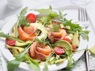 12、绿色美食+烟熏三文鱼牛油果沙拉,美味的烟薰三文鱼牛油果沙拉就做好了！